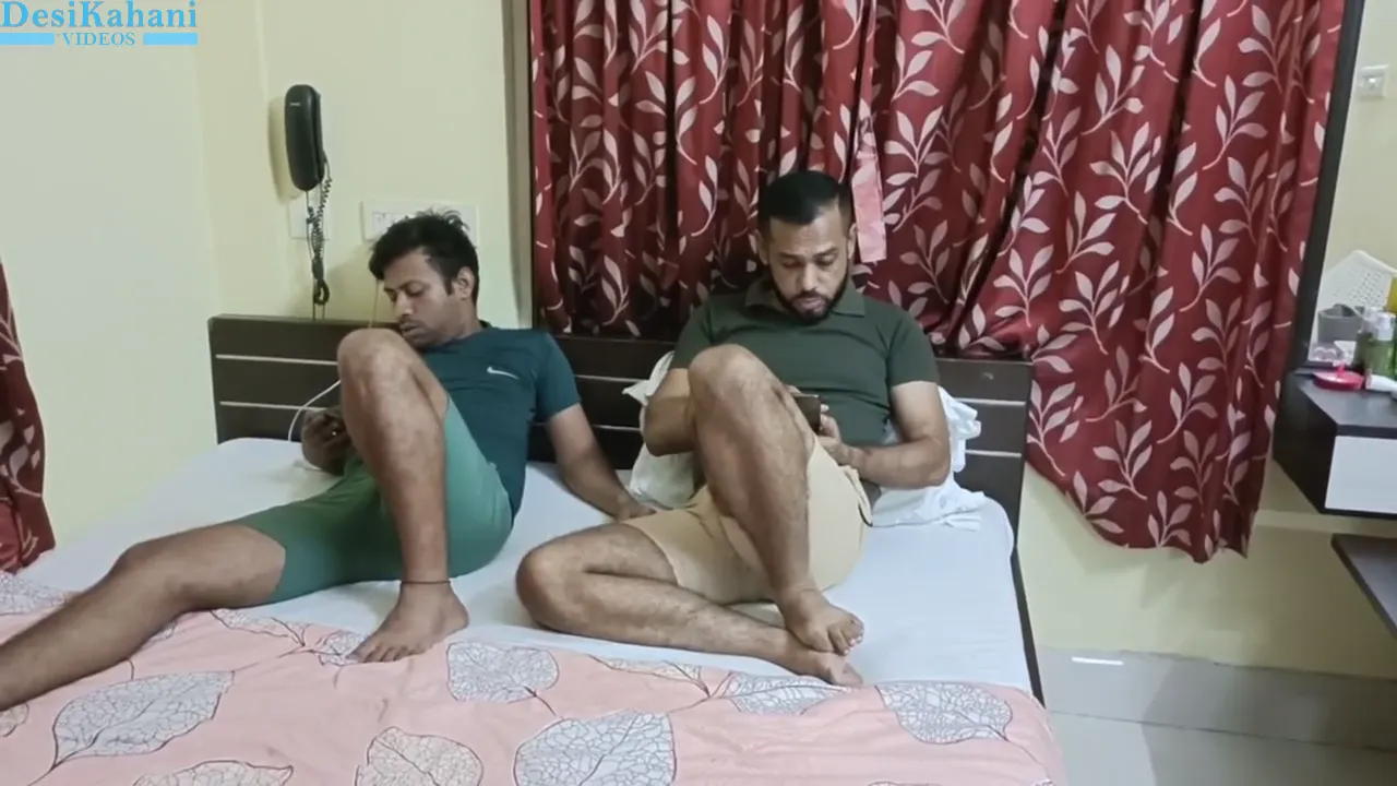Sexy desi girl do doston ki threesome chudai video