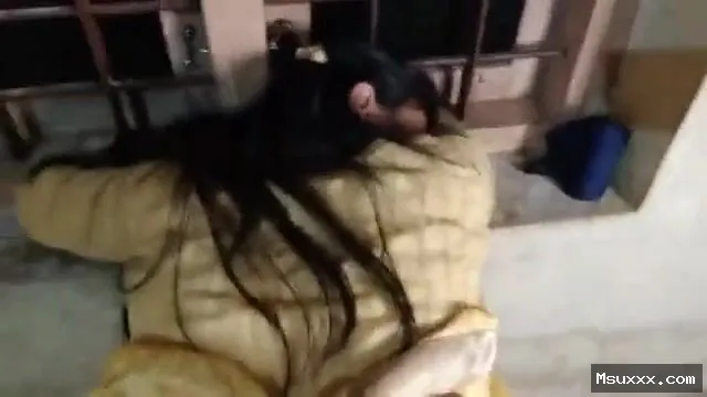Chudai video of a girl showing her ass in the open