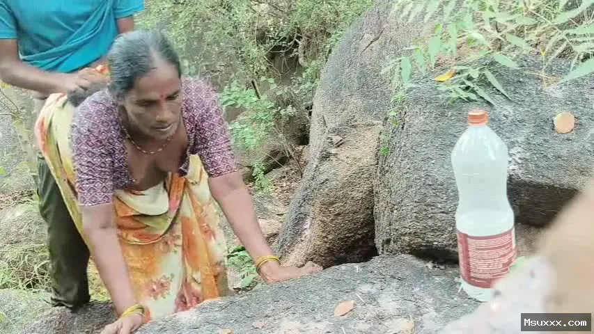 Aunty's sex scene in the jungle