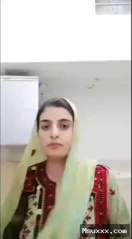 Pakistani sexy housewife takes pleasure in pussy