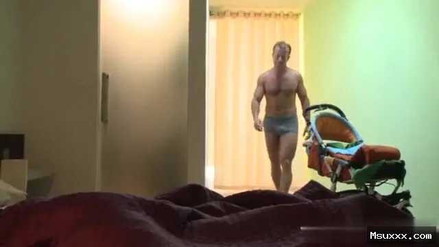 In the morning and in the morning, the husband did the wife's Hardcore Chudai.